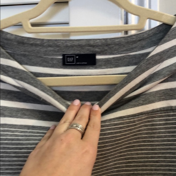 Grey top with white stripes from cute side slits - Picture 4 of 4